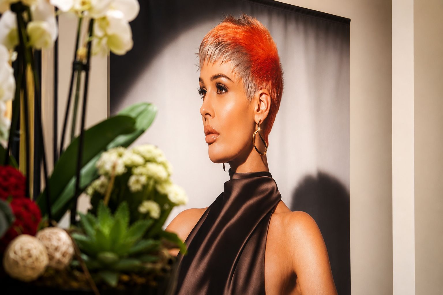 Editorial Haarstyling mit kurzem Kupferschnitt im Salon